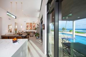North SideWind Upon The Waves by Grand Cayman Villas & Condos的开放式厨房和海景用餐室