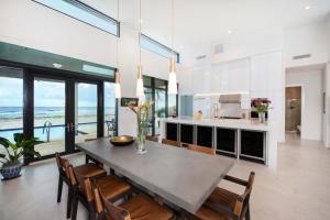 North SideWind Upon The Waves by Grand Cayman Villas & Condos的厨房以及带桌椅的用餐室。