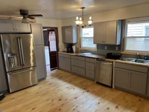 诺福克Water Front Oasis home的厨房配有不锈钢用具,铺有木地板