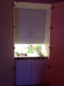 奥尔塔圣朱利奥-Ortaflats- Appartamento L'Angolo的一个带水槽和橱柜的小厨房
