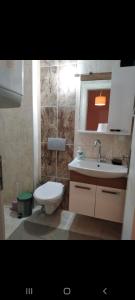 格克切达镇Sinope的浴室配有白色卫生间和盥洗盆。