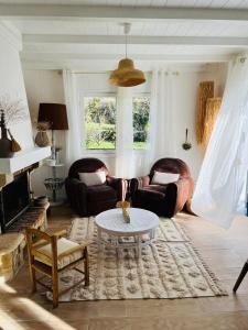 勒唐蓬Le vieux poirier à la Plaine des Cafres的带沙发和咖啡桌的客厅