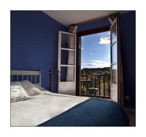 埃斯卡兰特埃斯卡兰特拉斯索拉纳斯乡村酒店的一间卧室设有一张床和一个滑动玻璃门