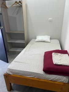 TortugaCasa Apartment Playa Tortugas的客房内的一张小床,