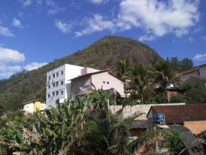 多明戈斯马丁斯QUARTO CASA FREDERICO的远处的山,有一座白色的建筑