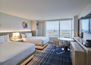 大西洋城MGM Tower at Borgata的酒店客房配有两张床和一张书桌
