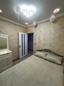 久姆里Central Charm Guesthouse的一间卧室配有一张大床和电视