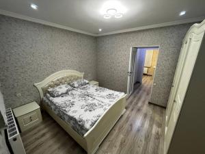 久姆里Central Charm Guesthouse的一间卧室设有一张床,走廊设有门