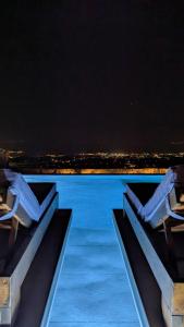 米克诺斯城Sunset Hill Suites的享有游泳池的夜间景致