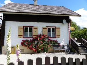 施特罗布尔科诺佩尔豪斯度假屋的前面有长凳和鲜花的小房子