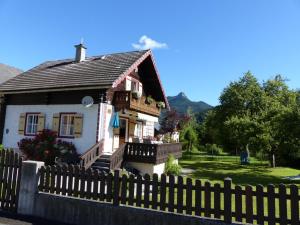 施特罗布尔科诺佩尔豪斯度假屋的前面有围栏的小房子