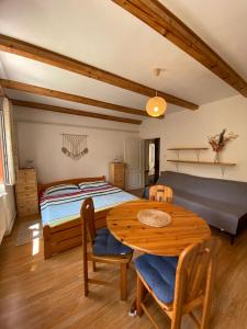 迪耶河畔弗拉诺夫Pension Hamry的一间卧室配有一张床、一张桌子和一张床
