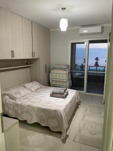 圣金Sea view Shengjin的一间卧室配有一张床,享有海景