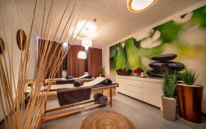 里沃日落Spa酒店的一间卧室设有两张床、窗户和植物