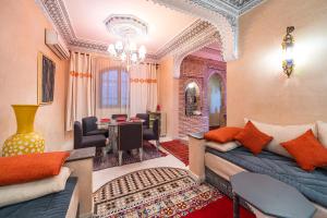 马拉喀什Riad Appart Arwa的客厅配有沙发和桌子