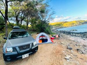 卡胡卢伊Epic Maui Car Camping的海滩上帐篷旁边的停车位