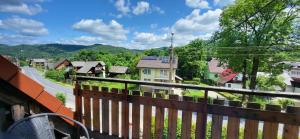 科尔别卢夫Poza Horyzont的从阳台可欣赏到小村庄的景色