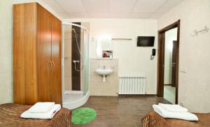 敖德萨马里那拉酒店的带淋浴和盥洗盆的浴室