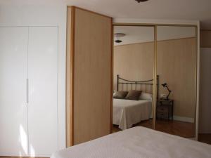 潘普洛纳Apartamento Sadar的一间卧室配有一张床和一面大镜子