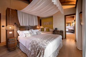 普埃尼亚戈Conti Thun Wine Resort的一间卧室配有一张带天蓬的大床