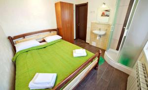 敖德萨马里那拉酒店的一间卧室配有绿色的床和水槽