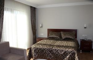 艾登Keyf Konak Boutique Hotel的卧室配有床、椅子和窗户。