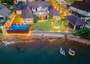 波德申Bamboo Rimbun-Tranquil Seaside Villa, Port Dickson的享有带游泳池的房屋的空中景致