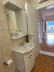 莫斯塔尔Mostar View House的白色的浴室设有水槽和镜子