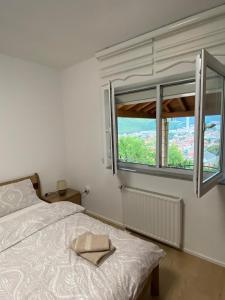 莫斯塔尔Mostar View House的白色的卧室设有床和窗户