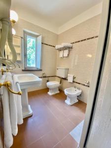 丘西Locanda Granducato的浴室设有2个卫生间和水槽