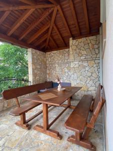 莫斯塔尔Mostar View House的天井上的木餐桌和长凳