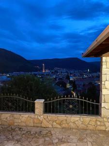 莫斯塔尔Mostar View House的夜间从石墙欣赏城市美景