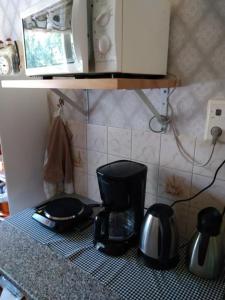 FristadSölebo B&B的厨房柜台配有咖啡壶和茶壶