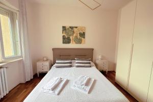 阿尔巴La casa di Paola e Betti的一间卧室配有一张床,上面有两条毛巾