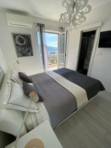 扎通Villa Ansay with heated Swim Spa pool and sea view的一间卧室设有一张大床和大窗户