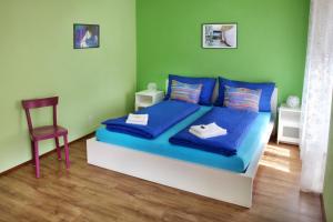 Astano卡迪品奇亚住宿加早餐旅馆的一间卧室配有一张带蓝色床单的床和一把椅子