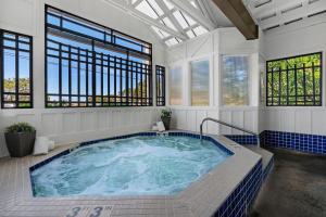 卡农海滩威赛德旅馆的带窗户的客房内的热水浴池