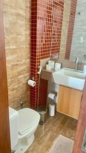 瓜拉派瑞Luxuoso a 250 Mts da Praia的浴室配有白色卫生间和盥洗盆。