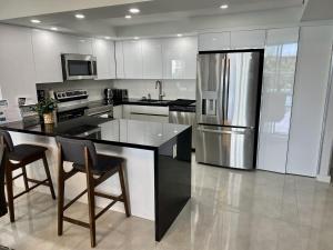 迈阿密海滩Ocean Reserve Condo by FlatsAway的厨房配有不锈钢冰箱和橱柜