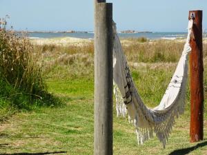 凯博波洛尼奥Carmela Cabo Polonio的海滩上一根吊床上绑着一根杆子
