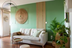 图卢兹Appartement Tolosa的客厅设有白色沙发和绿色墙壁。