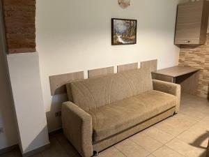 泰里乔拉Holiday House La Rosa的客厅配有沙发和厨房