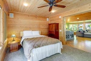 米尔斯Mears Vacation Rental - Walk to Lake Michigan!的一间卧室配有一张床和吊扇