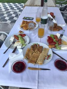 都拉斯Vila Cano的一张带食物和饮料盘的白色桌子