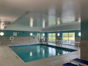 密歇根城Holiday Inn Express & Suites - Michigan City, an IHG Hotel的一座大型游泳池,
