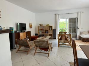 珀彻斯Villa Vilamar的客厅配有沙发和桌椅