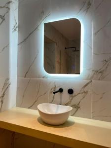 纳乌萨Asteras Cozy Stay的一间带碗水槽和镜子的浴室