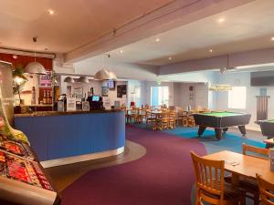 Newquay Bay Resort170 Newquay Bay Resort的中间设有台球桌的餐厅