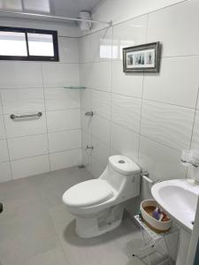 阿拉胡埃拉3 Min from SJO airport Kaeli的白色的浴室设有卫生间和水槽。