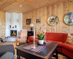 贝特斯托尔Leilighet sentralt på Beitostølen的客厅配有红色的沙发和桌子